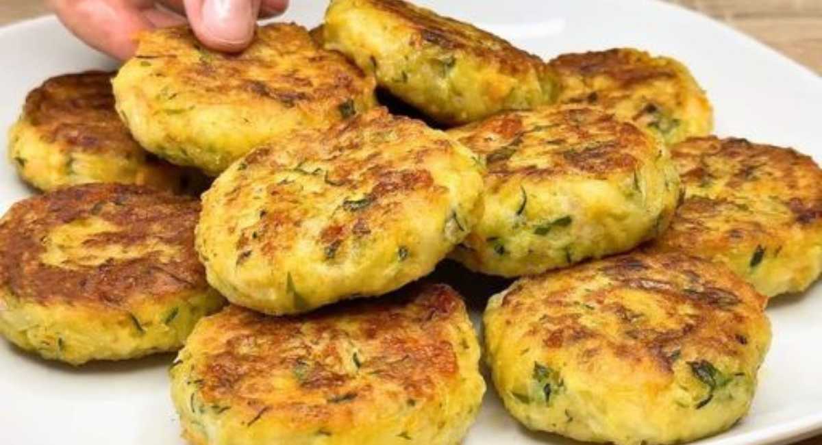 Râpez 3 pommes de terre et 2 courgettes !