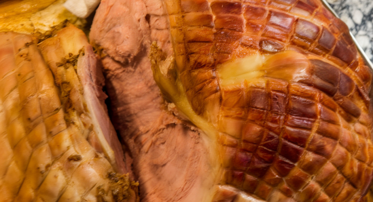 Pernil assado desmancha na boca com tempero que vai deixar seu vizinho doido por um pedaço