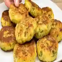 Râpez 3 pommes de terre et 2 courgettes !