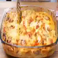 Délicieuse cocotte de légumes avec brocoli, pommes de terre et champignons