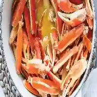 Pattes de crabe cuites au four dans une sauce au beurre