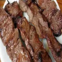 Espetinho de carne delicioso que desmancha na boca