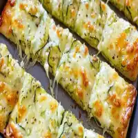 Oubliez les glucides, pas la saveur : gressins au fromage et aux courgettes