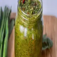 Marinade au persil, feuilles d'oignon, poivron, ail, et piment