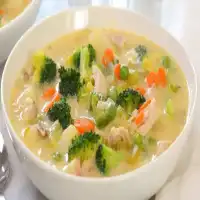 Soupe crémeuse au poulet et aux légumes