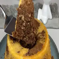 Coloque a garrafa pet no meio da forma e se surpreenda com o resultado