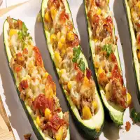 Courgettes farcies au poulet, maïs et bacon 