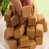 Quadradinhos de doce de leite usando poucos ingredientes e se lambusando nessa delicia