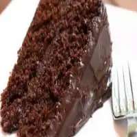 Bolo de chocolate fácil e muito recheado