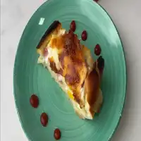 Basta colocar todos os ingredientes dentro do pão e levar ao forno