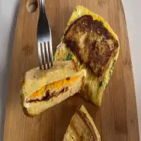 Prepara este sándwich de huevo para desayunar, te sorprenderá