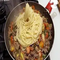Macarrão na manteiga com carne moída