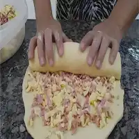Pão segura marido um pão recheado com queijo e presunto fofinho delicioso e perfeito para o lanche