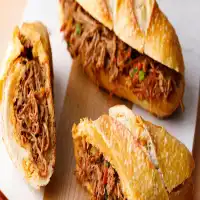 Carne louca para lanches feita na panela de pressão fica pronta em minutos e é uma delícia