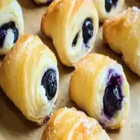 5 Ingredient Blueberry Cheesecake Rolls