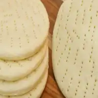 Massa de pizza caseira fácil: Depois que eu aprendi, só faço assim!