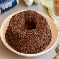 Bolo de chocolate macio e com cobertura de brigadeiro