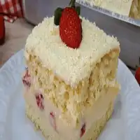Bolo gelado de morango com chocolate branco