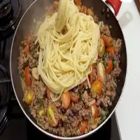 Macarrão na manteiga com carne moída e tomatinho uma delícia