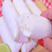 Geladinho cremoso de limão muito refrescante e fácil de fazer para agradar todo mundo