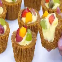 Dessert à la crème pâtissière sans cuisson avec biscuits et garniture aux fruits