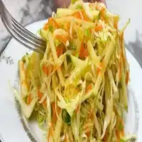 Je ne peux pas arrêter de manger cette salade de chou, carotte et pomme. Tellement frais et croquant !