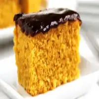 Bolo de cenoura com cobertura de chocolate