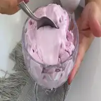 Olha o que ela fez com refrigerante na batedeira!