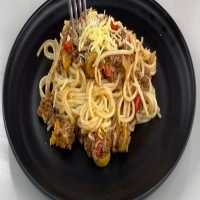 Esse prato de macarrão com carne é tão delicioso que todo mundo quer saber a receita!