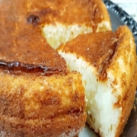 Bolo de coco cremoso que sua família vai te pedir toda semana para o café