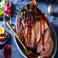 Jambon de Noël Rôti Glacé au Miel et Parfumé aux Épices