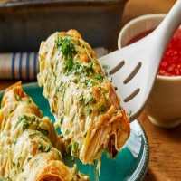 Rale as batatas e leve ao forno com o recheio de frango! Receita deliciosa e viciante