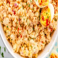 Salade de pâtes aux œufs farcis