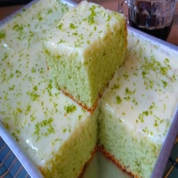 Bolo de limão leve e fofinho feito no liquidificador ideal para o seu lanche ou café