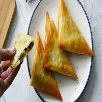 Triangulitos de espinaca y queso súper fácil (Spanakopita)