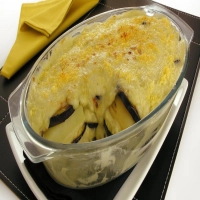 Torta de Batata com Berinjela Coberta com Queijo saboroso.