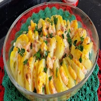 Batata gratinada com camarão