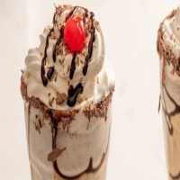 Que tal adoçar a tarde com uma sobremesa pra lá de especial? Esse milk shake caseiro é a escolha certa!