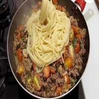 Como fazer o macarrão na manteiga com carne moída