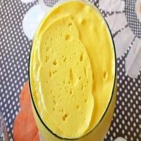 Mousse de manga com a fruta do momento gostoso e cremoso igual sorvete