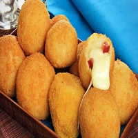Bolinho de batata frito recheado com queijo ele desmancha na boca uma delícia simples de fazer