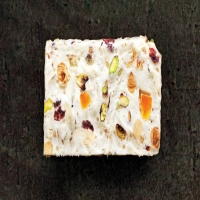 Nougat maison aux noix, fruits secs et écorces d’orange confites
