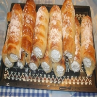 Tubes de pâte feuilletée à la chantilly. Vous n’avez pas besoin d’autres cadeaux sur la table