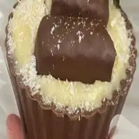 Copinho de chocolate recheado com beijinho
