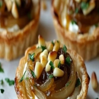 Hago Tartaletas de Queso de Cabra con Cebolla Caramelizada y Piñones