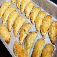 Pastel assado no forno com massa simples de 3 ingredientes perfeito para o lanche