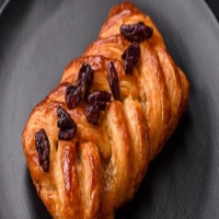 Trenza de Hojaldre con Nueces y Uvas Pasas