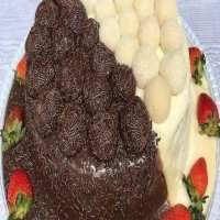 Bolo vulcão de brigadeiro e leite Ninho