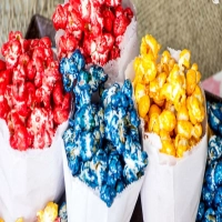 Pipoca doce colorida feita com suco em pó