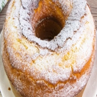 Gâteau Bundt classique : haut et moelleux, prêt avec seulement quelques ingrédients !